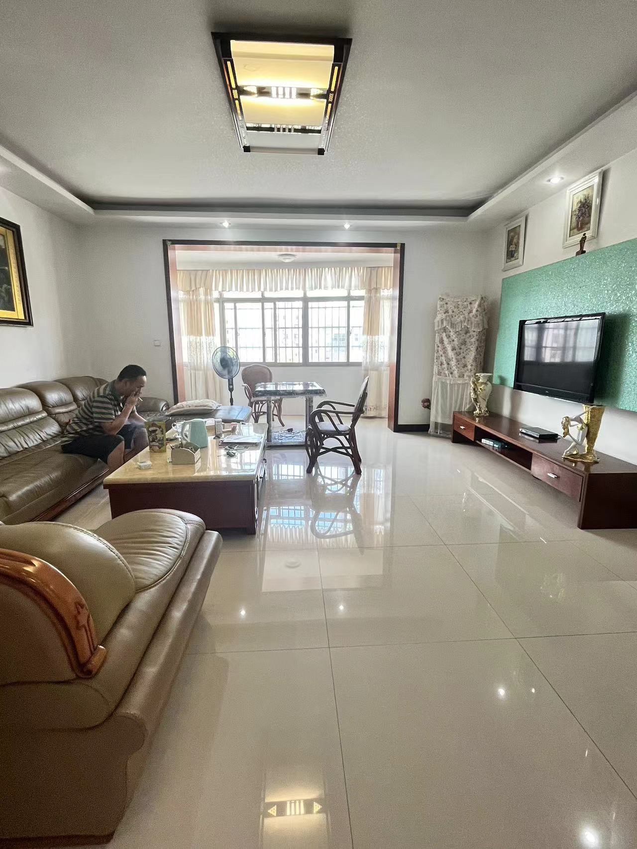 国税局家属院  4室2厅2卫    82.0万