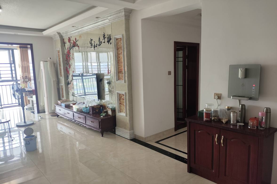 大同沁园  4室2厅2卫   105.80万客厅