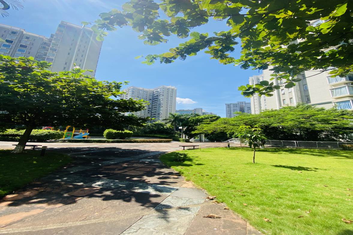 紫荆花园一期  3室2厅2卫   200.00万客厅