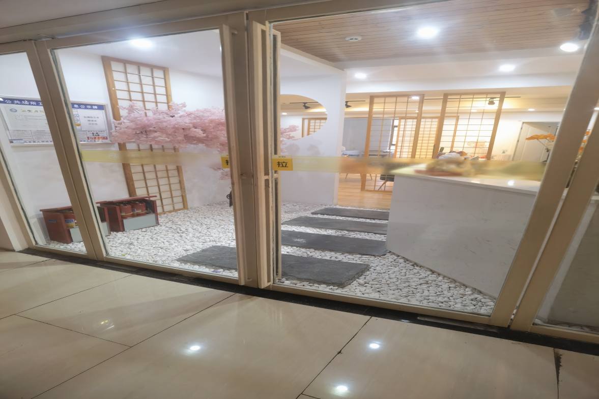 万豪城市花园  3室2厅2卫    93.8万客厅