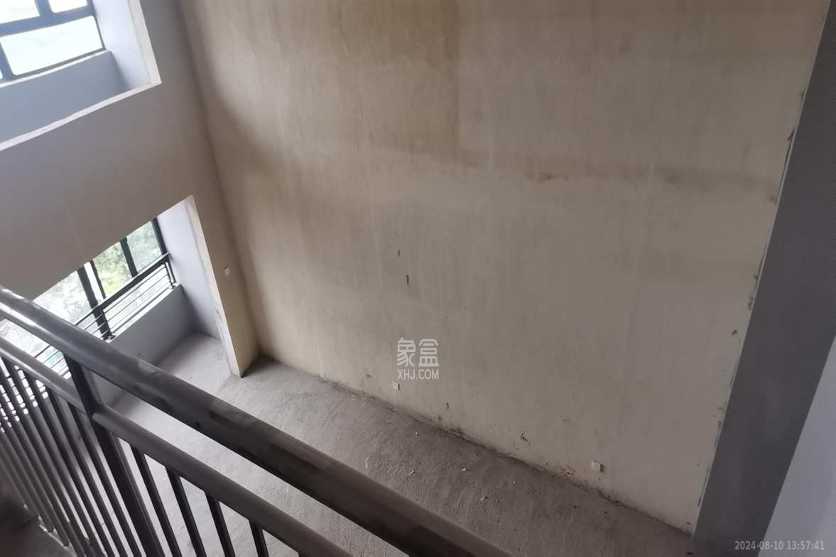 五矿万境水岸  4室2厅2卫   70.00万客厅