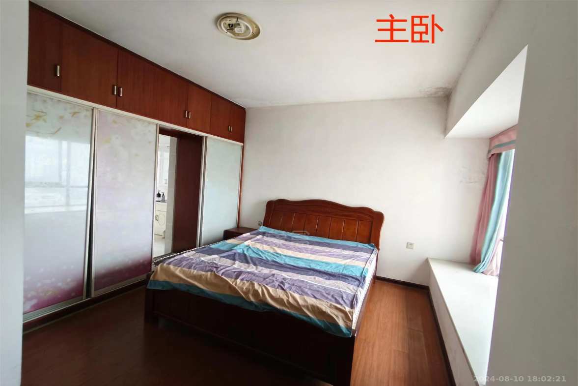 近水楼台  4室2厅2卫   1800.00元/月室内图
