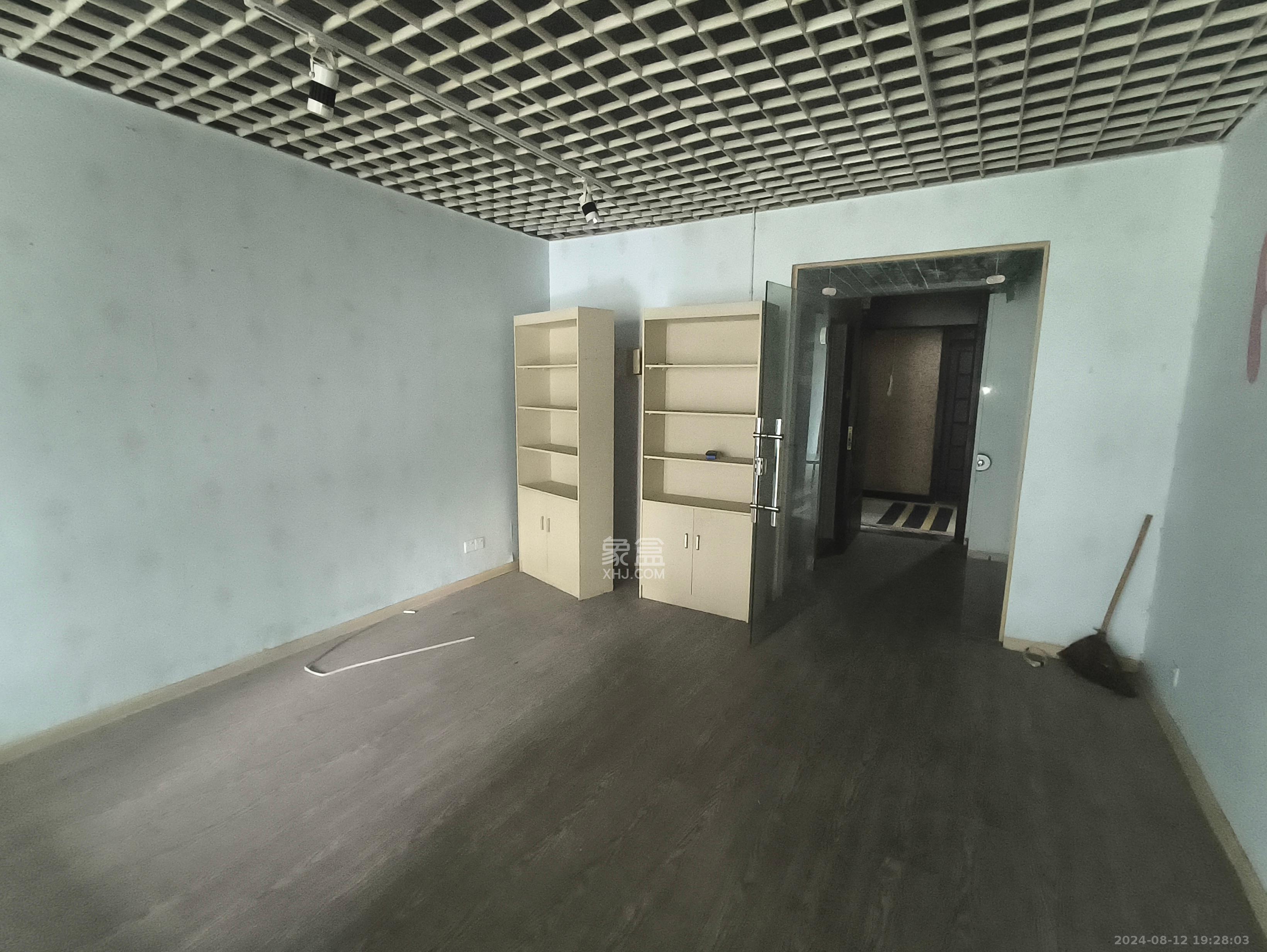 标志商务中心  1室1厅1卫   1300.00元/月