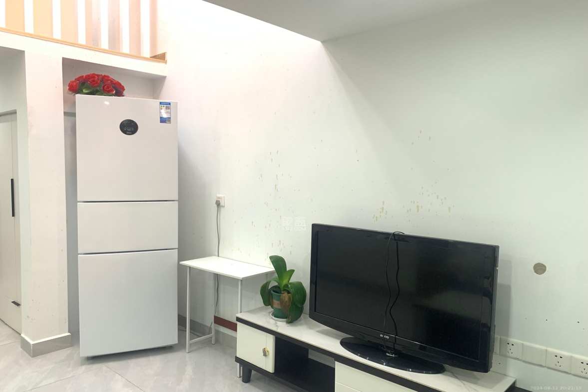 卓越江岸  2室1厅1卫   2300.00元/月室内图