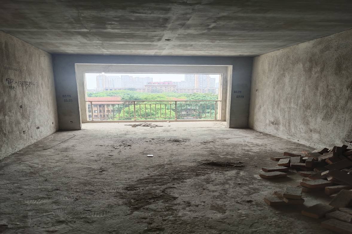 公交小区  3室2厅1卫    44.0万客厅