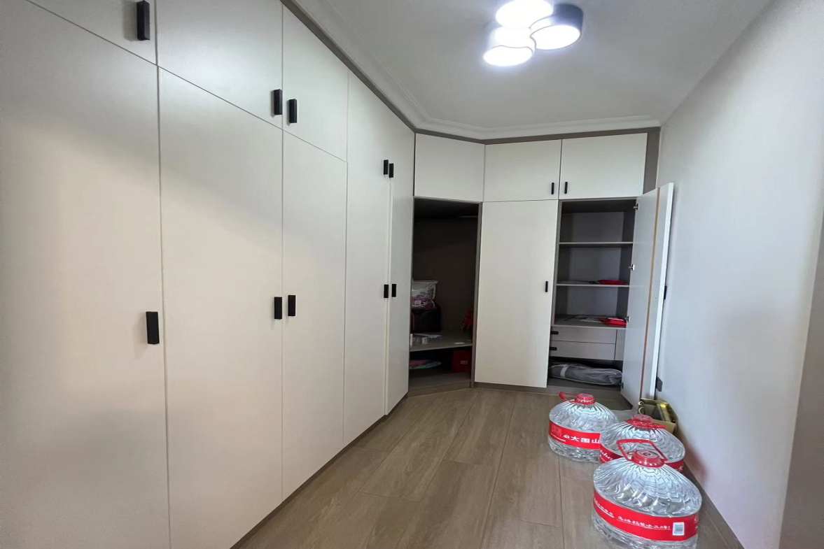 龙城金水丽都  3室2厅2卫   2200.00元/月室内图