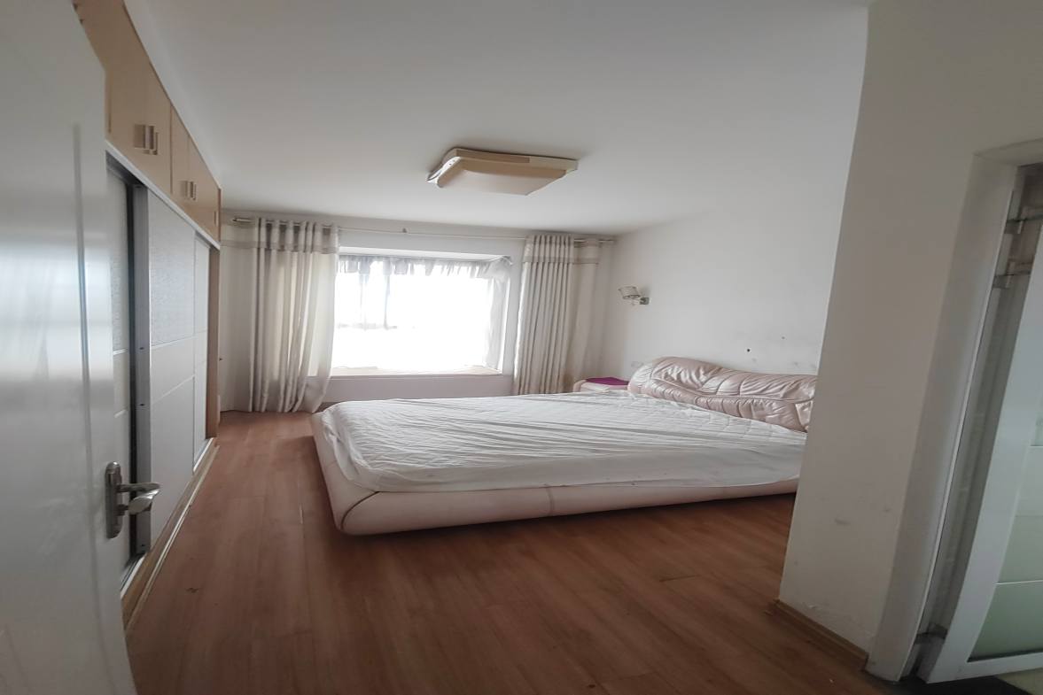 南风苑  4室2厅2卫    2200.0元/月室内图