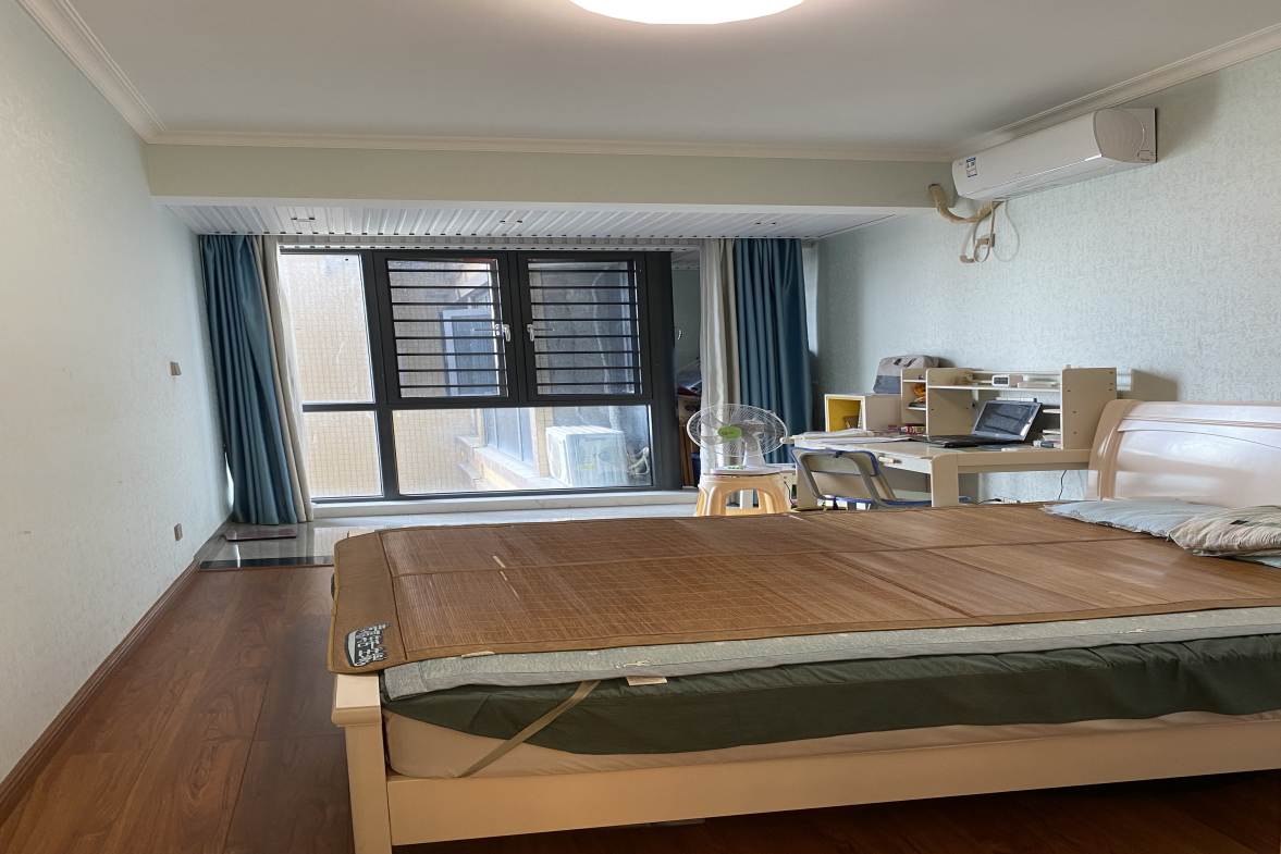 五洲锦城  4室2厅2卫    132.8万客厅