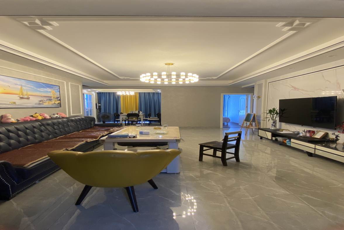 五洲锦城  4室2厅2卫    132.8万客厅