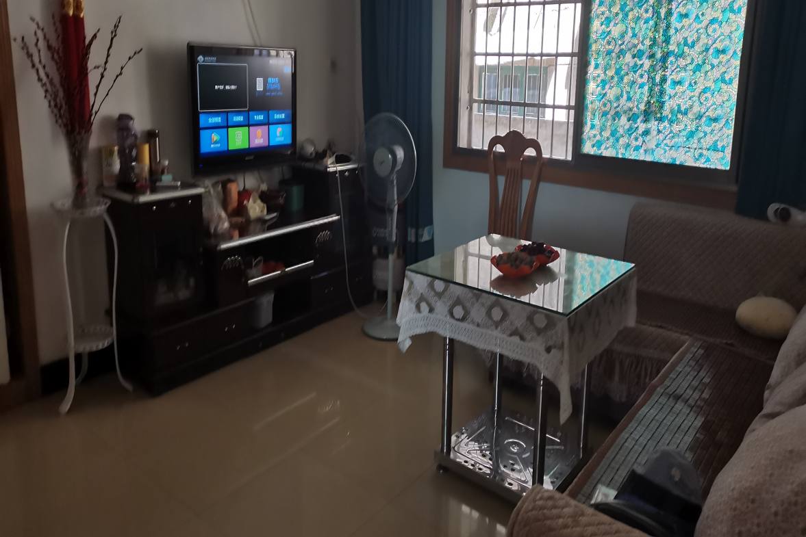 粮运建材市场  3室2厅2卫    42.0万客厅