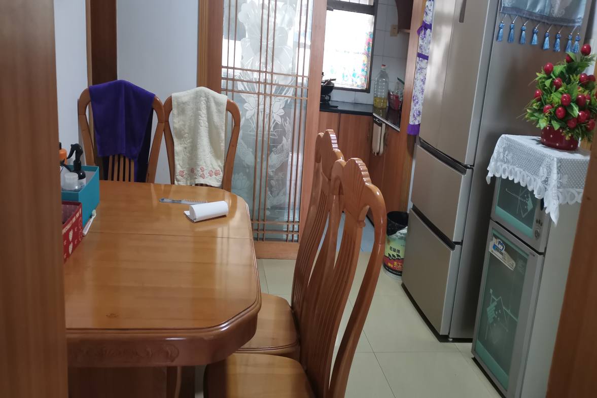 粮运建材市场  3室2厅2卫    42.0万客厅