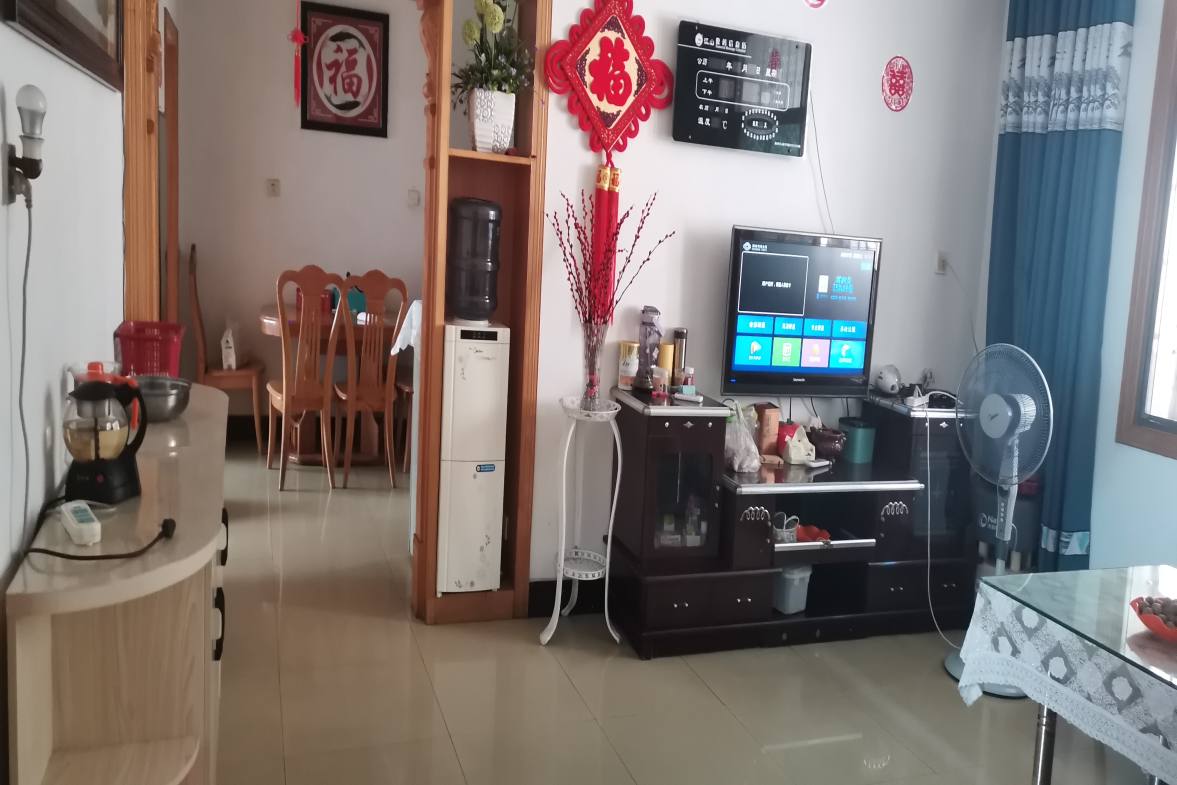 粮运建材市场  3室2厅2卫    42.0万客厅