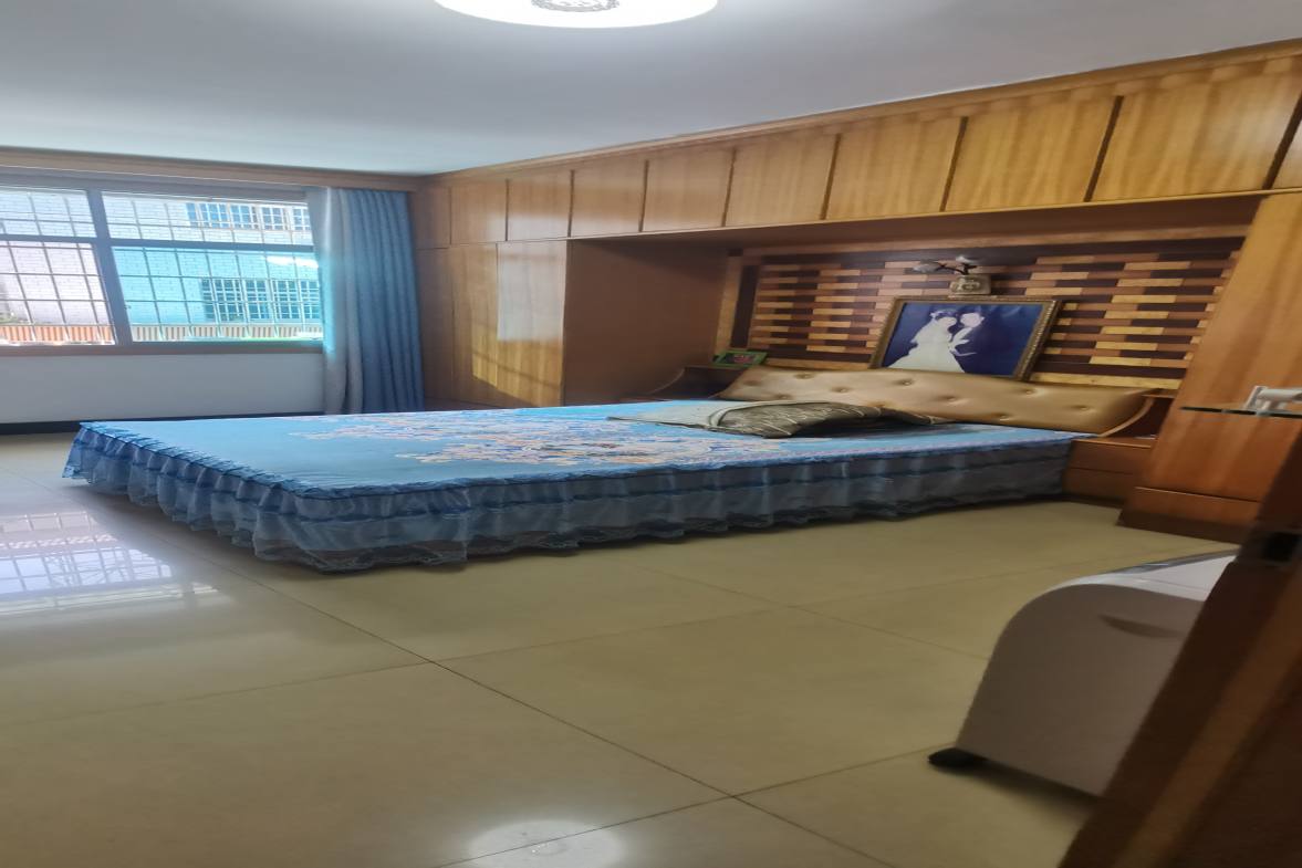 粮运建材市场  3室2厅2卫    42.0万客厅