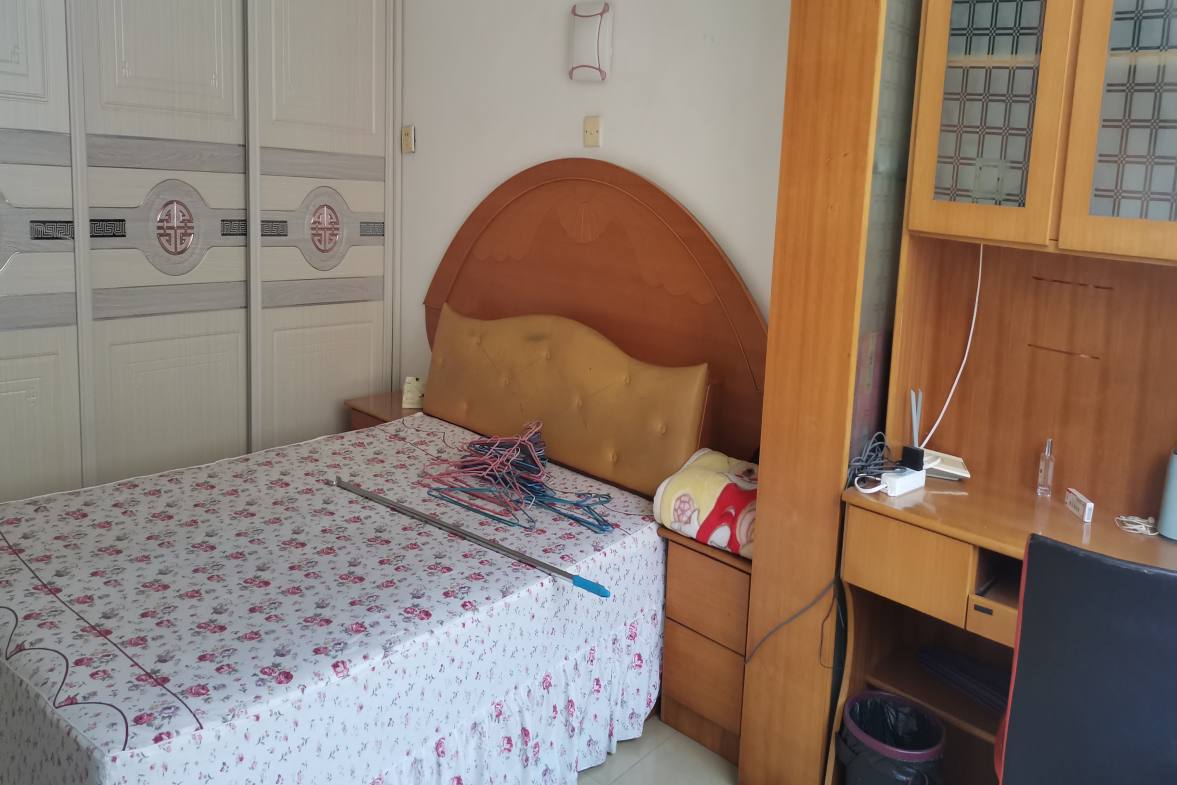 粮运建材市场  3室2厅2卫    42.0万客厅