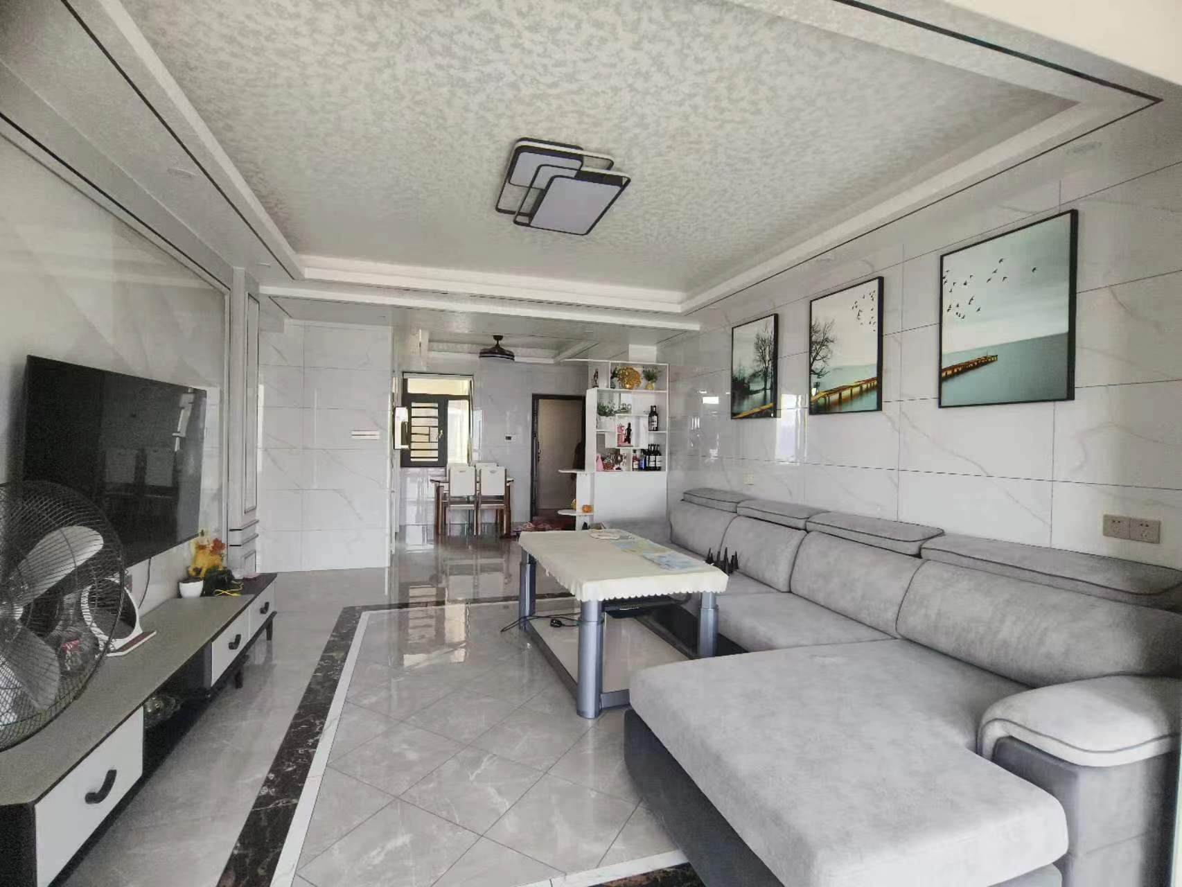 公交小区  3室2厅2卫    2000.0元/月