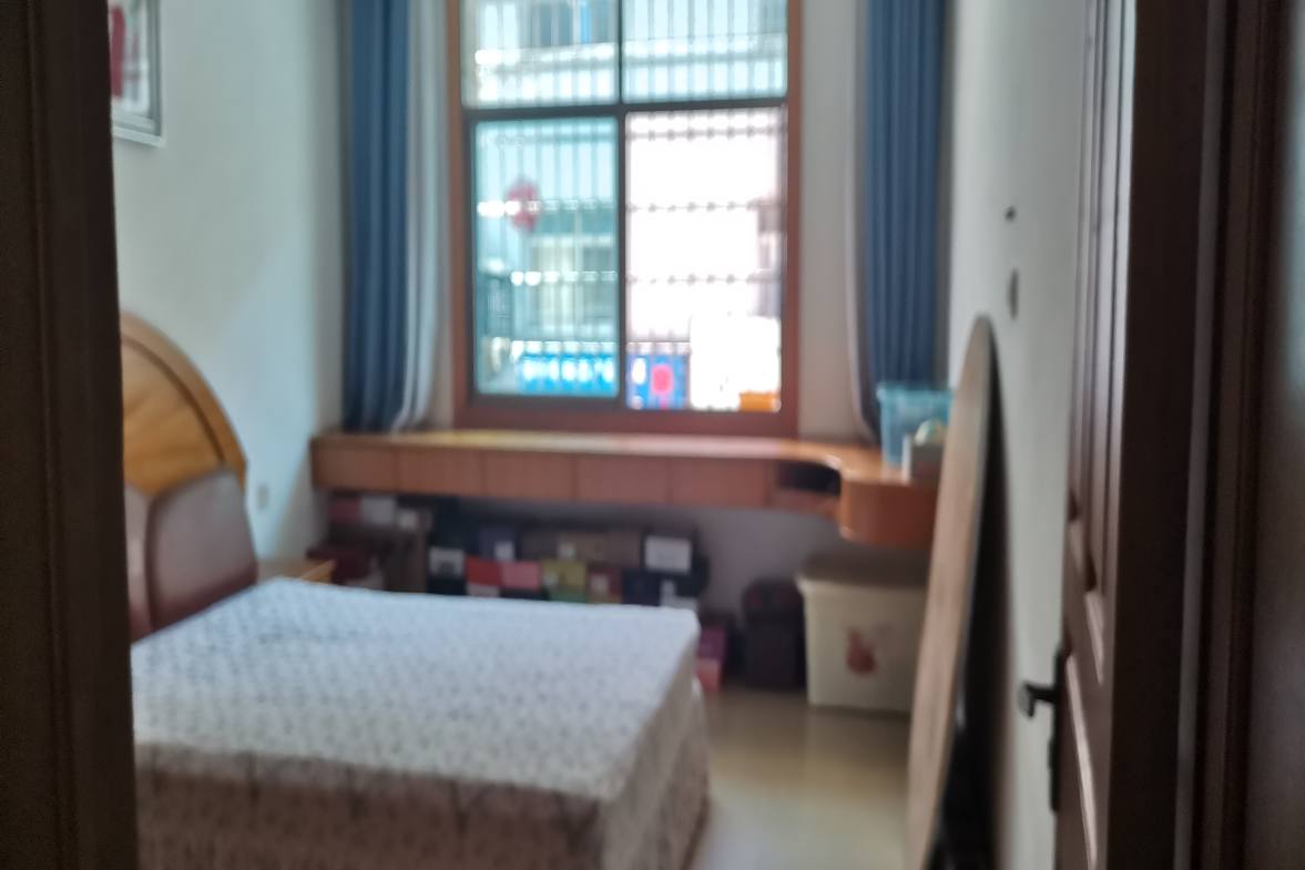 粮运建材市场  3室2厅2卫    42.0万客厅