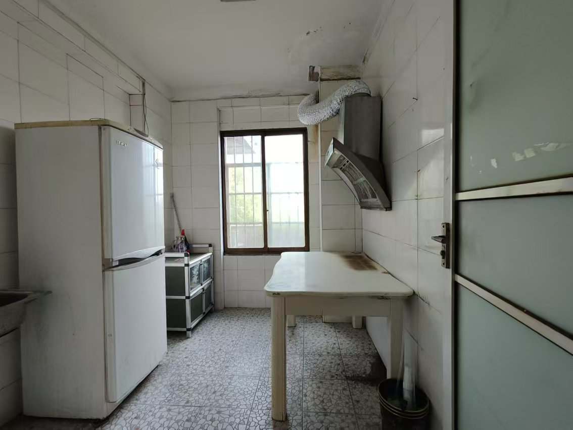 中信大厦 4室2厅2卫 2000.0元/月 中信大厦 4室2厅2卫 2000.0元/月室内图