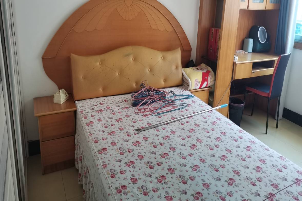 粮运建材市场  3室2厅2卫    42.0万客厅