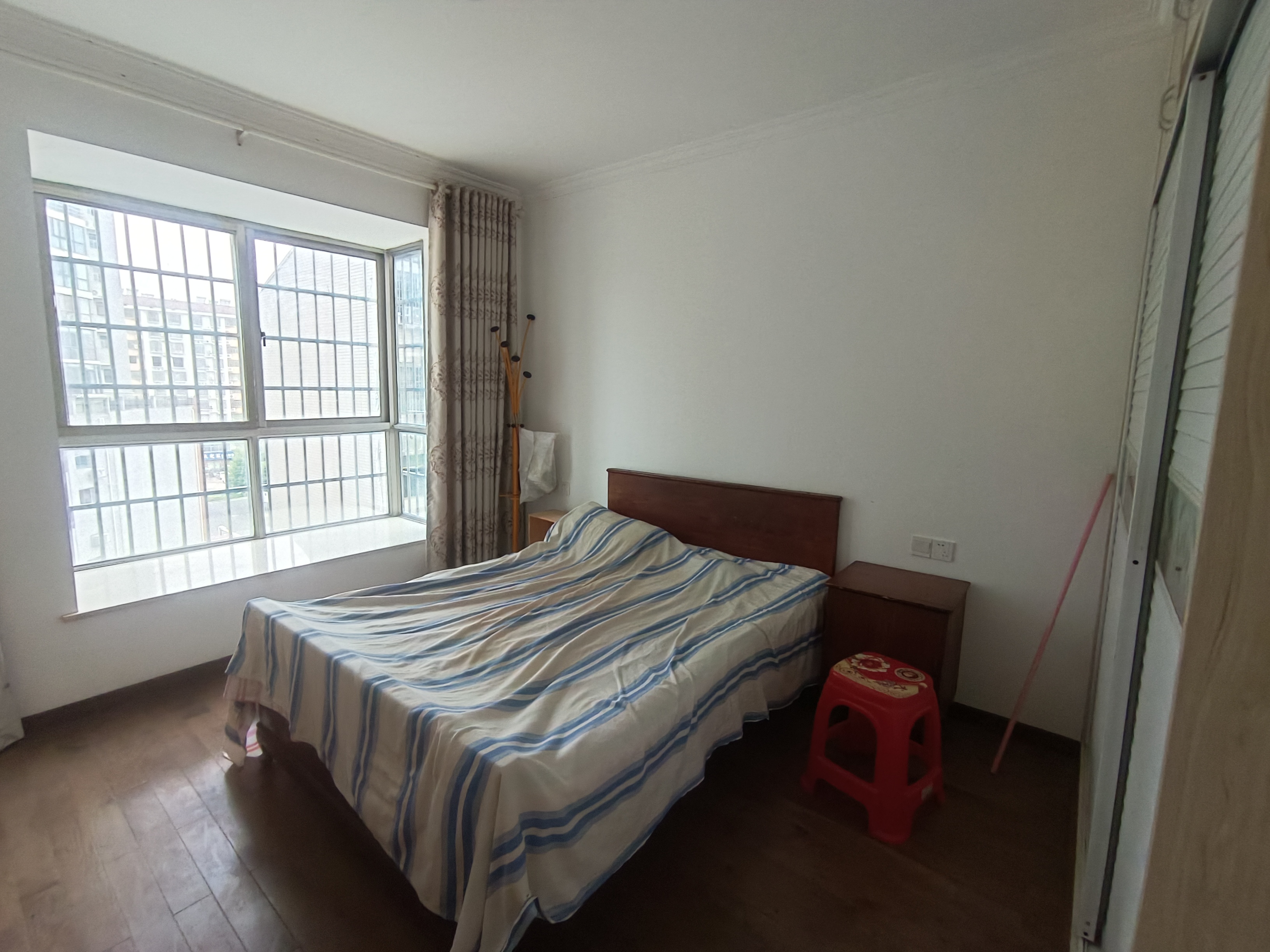 金色阳光  1室0厅0卫    1600.0元/月