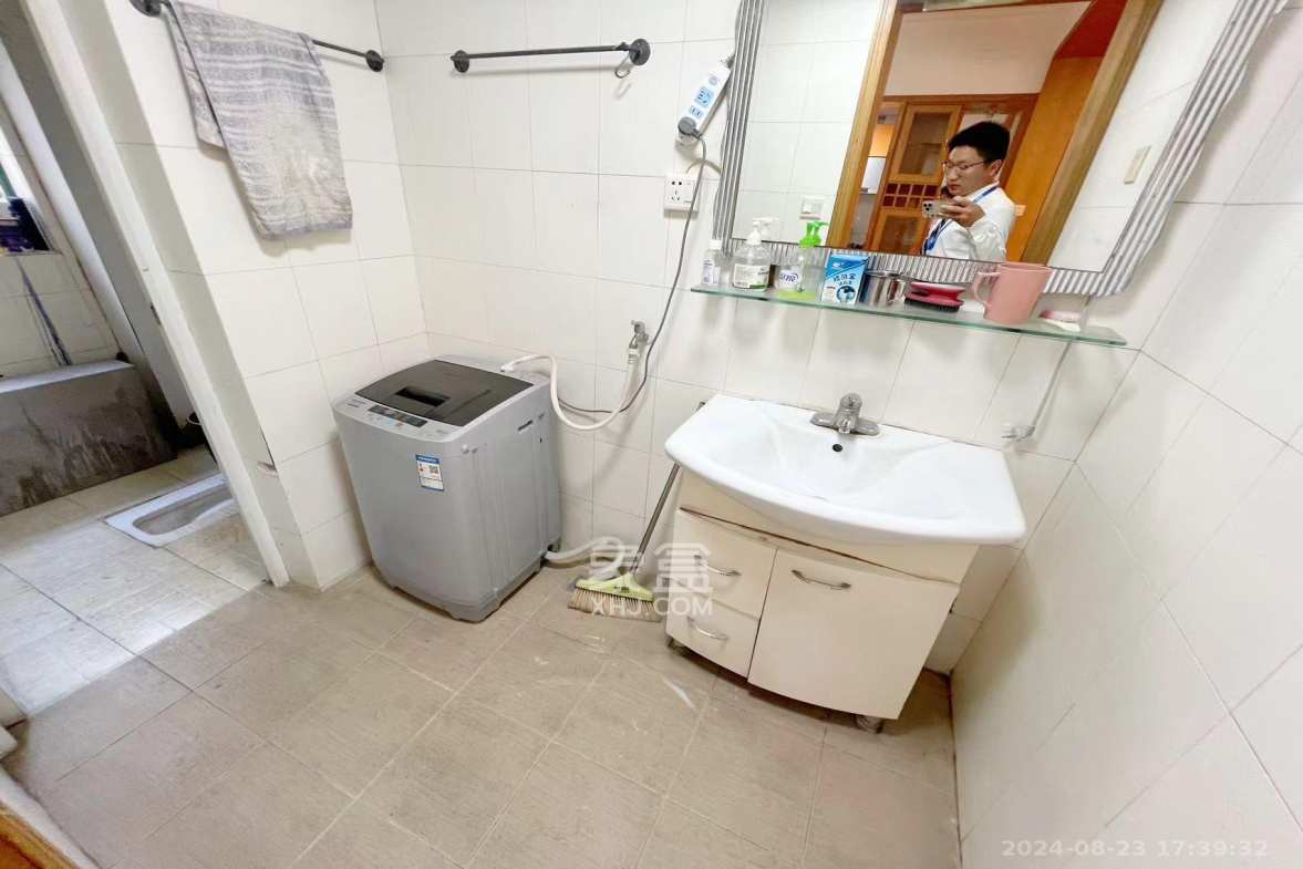 美林景园  4室2厅2卫   2900.00元/月室内图