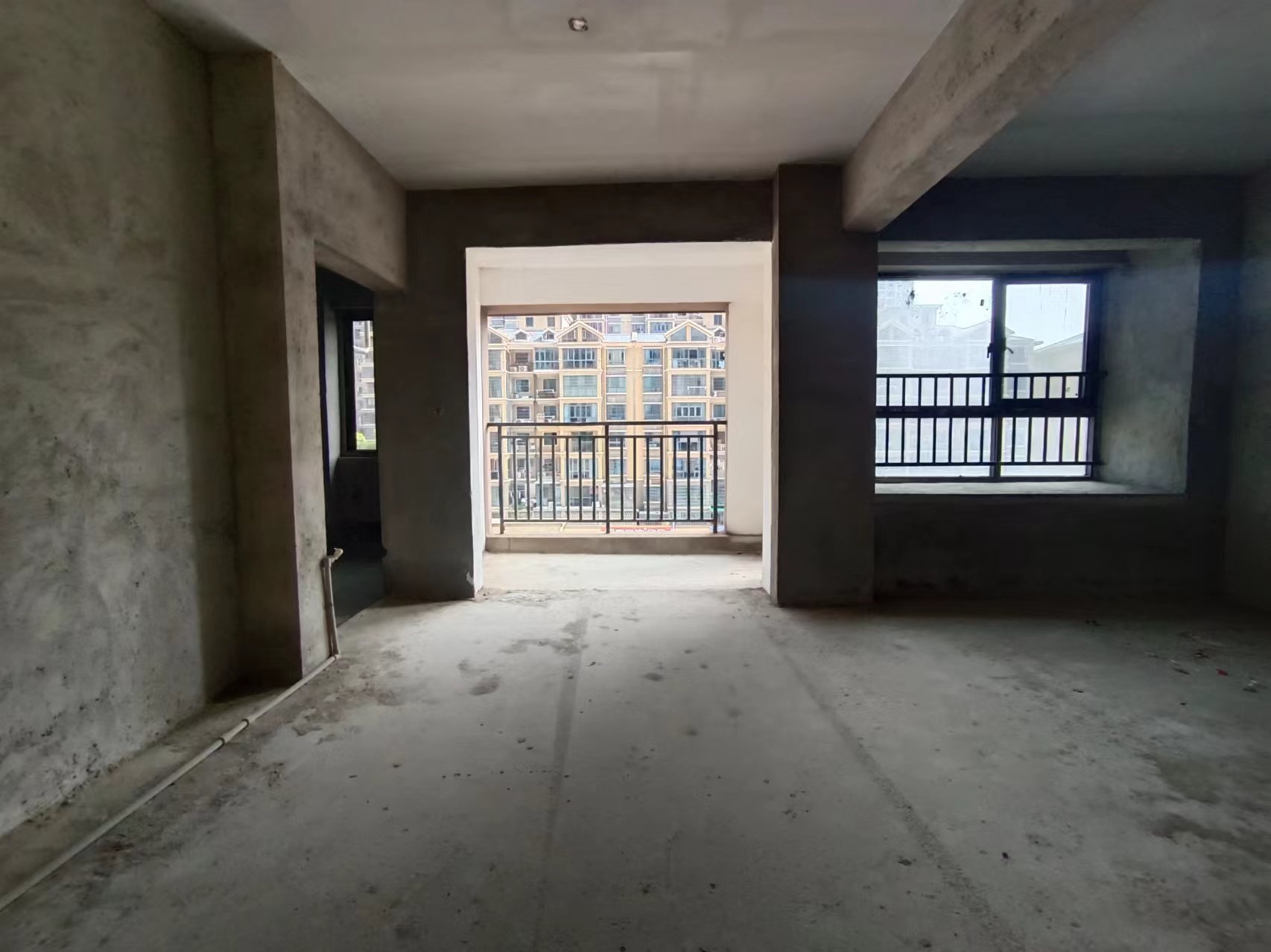 英伦中央首府  5室2厅3卫    110.0万