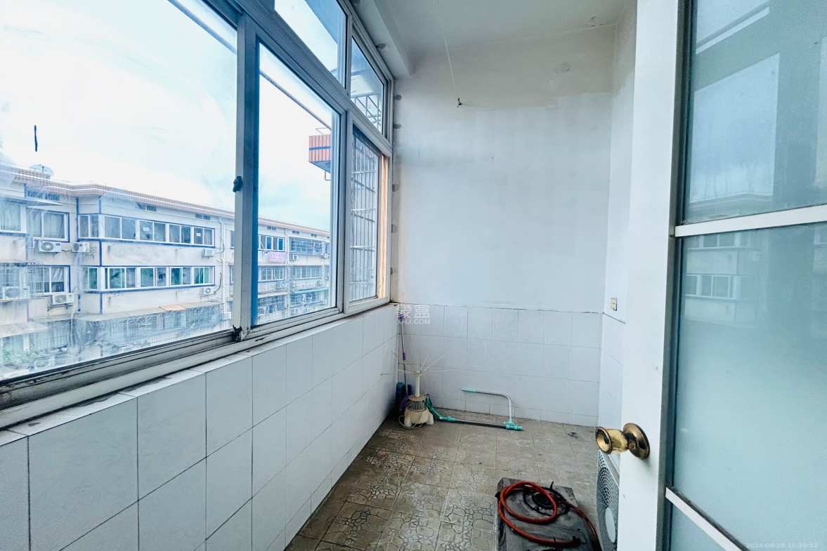 航天大院 4室2厅2卫 1700.0元/月 航天大院 4室2厅2卫 1700.0元/月室内图