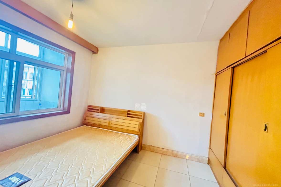 航天大院 4室2厅2卫 1700.0元/月 航天大院 4室2厅2卫 1700.0元/月室内图