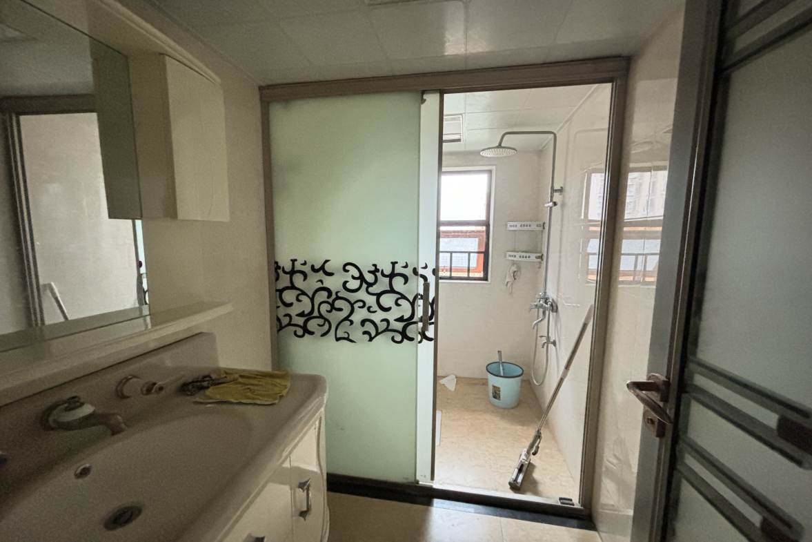 湾田和悦  4室2厅2卫   100.00万 湾田和悦  4室2厅2卫   100.00万客厅