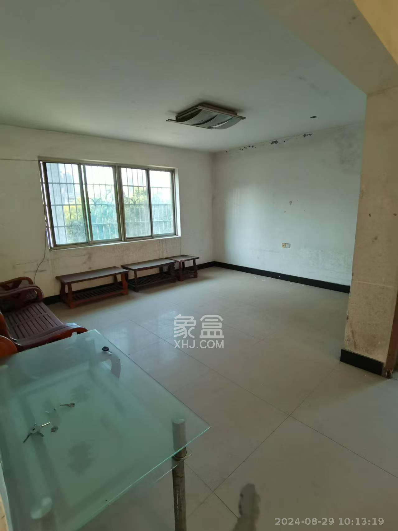 中南汽车世界  4室2厅2卫   2500.00元/月