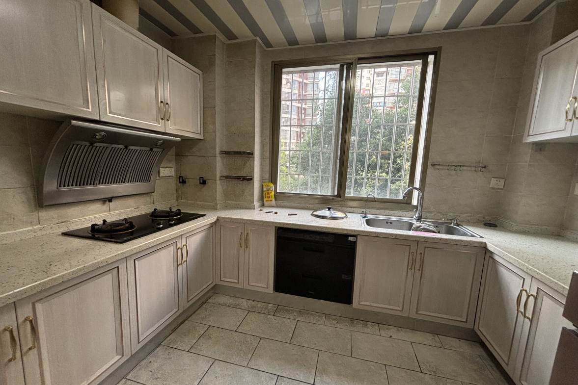 东方豪苑 4室2厅0卫 1800.0元/月 东方豪苑 4室2厅0卫 1800.0元/月室内图