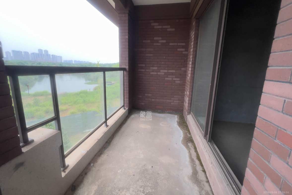 华融山水苑  4室2厅1卫   122.00万客厅