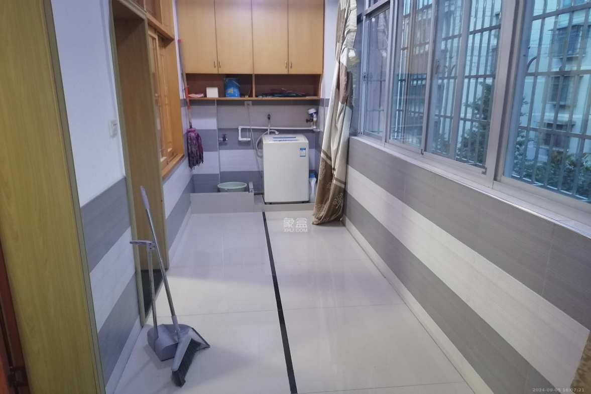 滨河小区  3室2厅2卫   2300.00元/月室内图