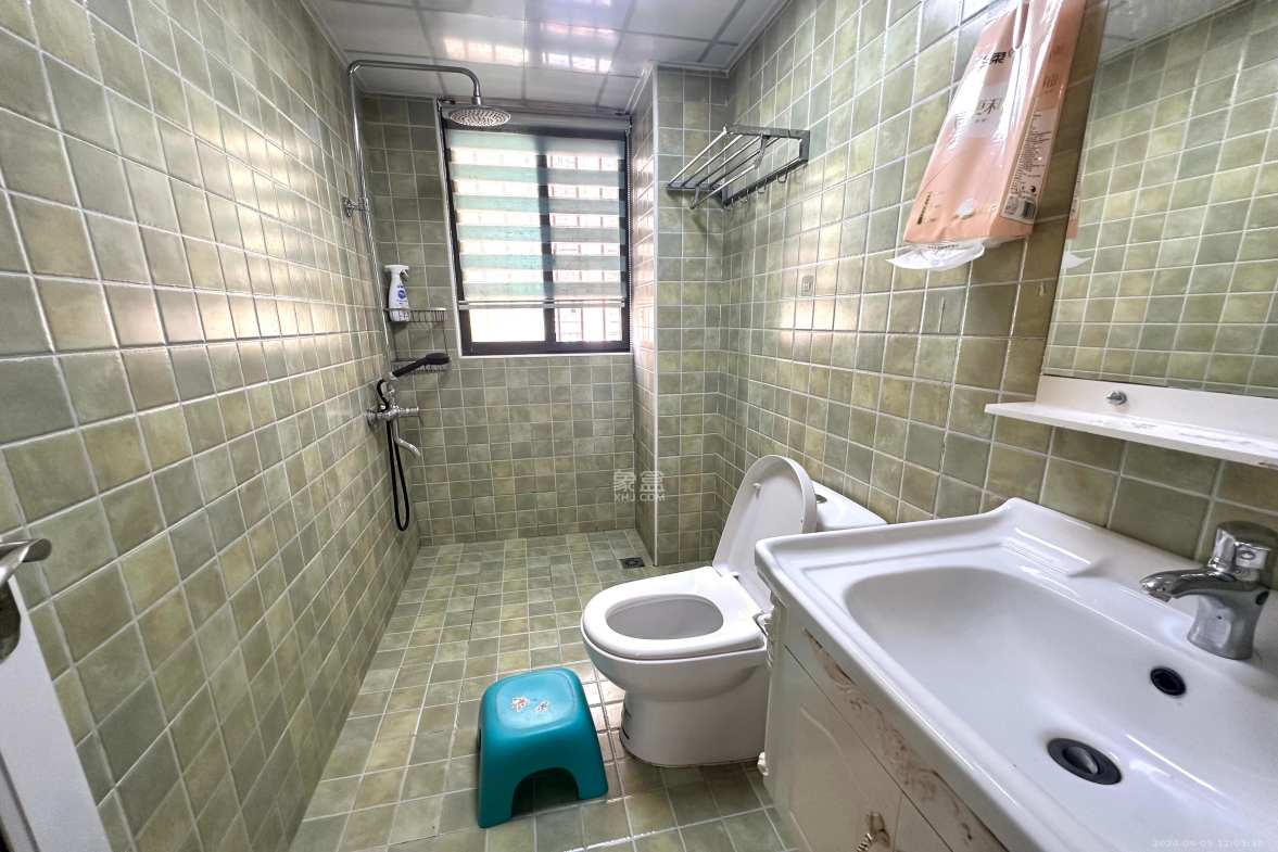 五星龙廻塘小区  4室2厅2卫   2500.00元/月室内图