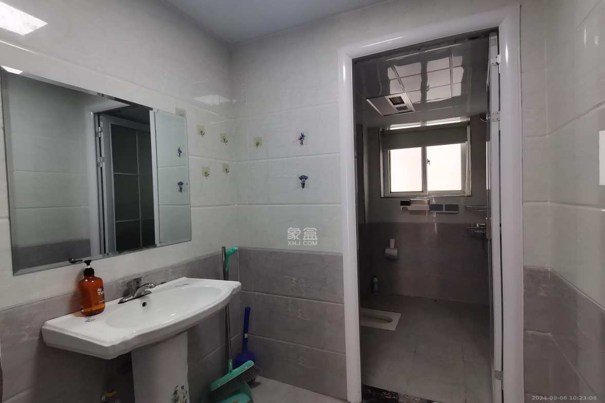 嘉盛华庭(一期、二期、三期) 3室2厅2卫 3300.0元/月 嘉盛华庭(一期、二期、三期) 3室2厅2卫 3300.0元/月室内图