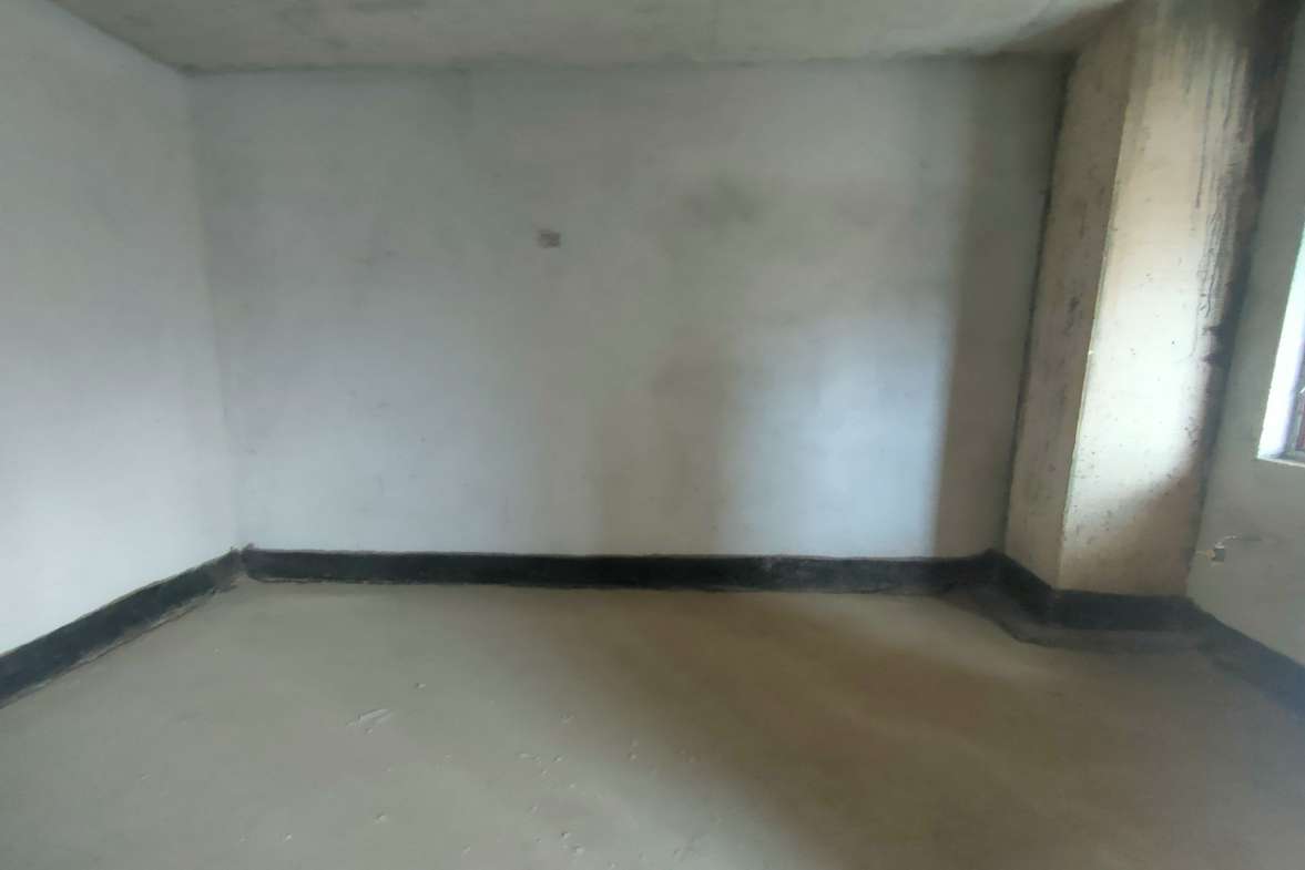 石化大院  4室2厅2卫    99.8万客厅