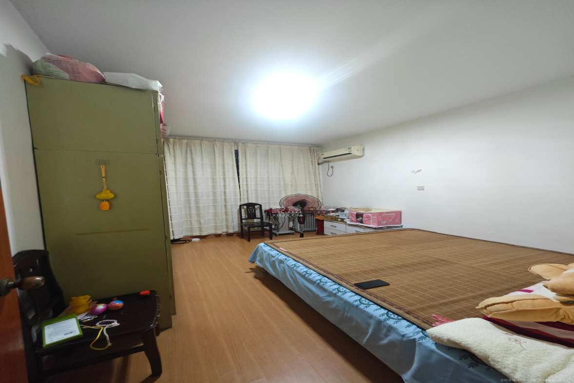 建国巷18号  3室2厅1卫   26.00万客厅