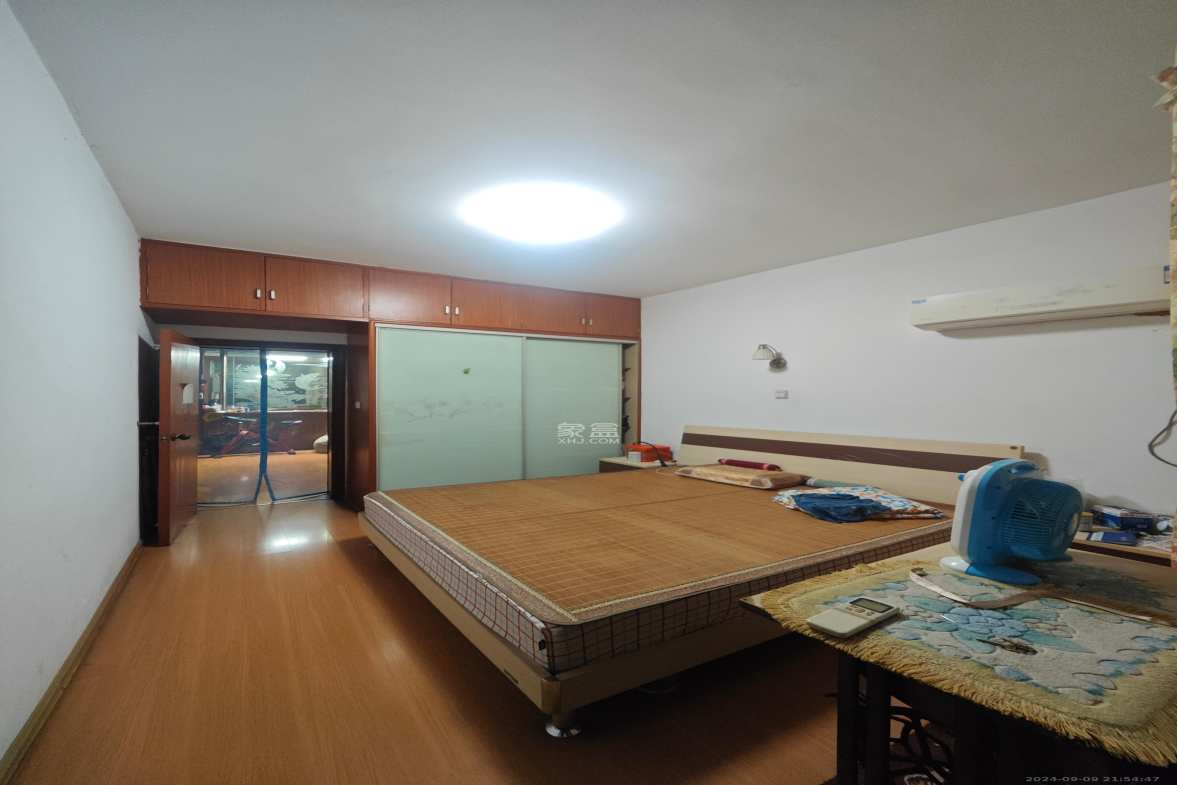 建国巷18号  3室2厅1卫   26.00万客厅