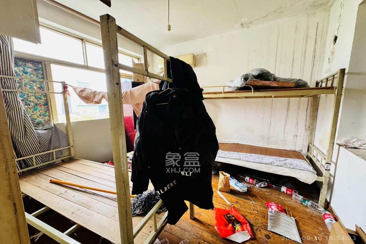 湖南贺龙体育馆宿舍 4室2厅1卫 2400.0元/月 湖南贺龙体育馆宿舍 4室2厅1卫 2400.0元/月室内图