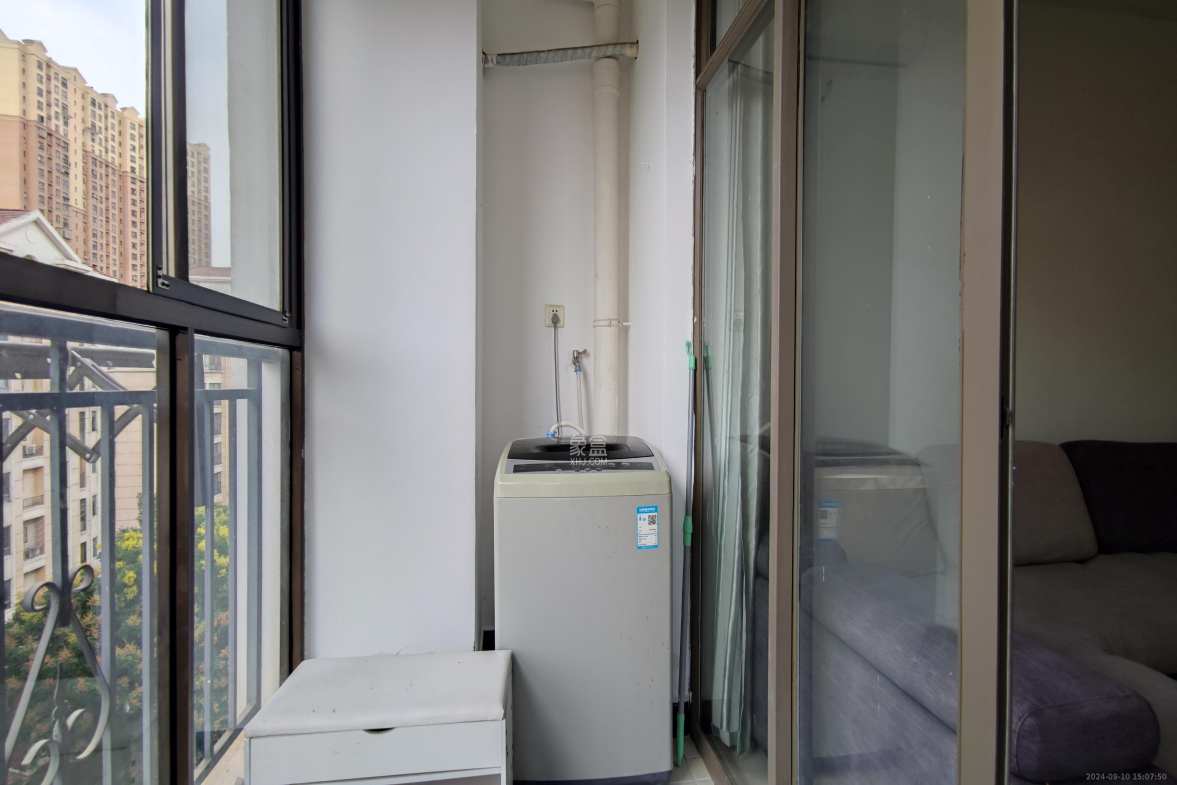 米兰春天  3室2厅1卫   1800.00元/月室内图