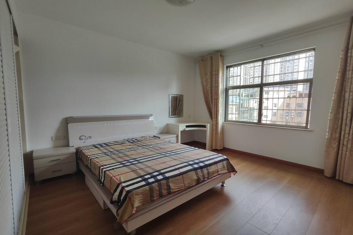 上和世家  3室2厅2卫    84.0万客厅