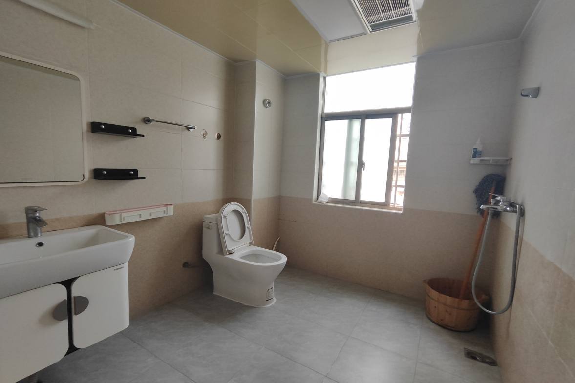 上和世家  3室2厅2卫    84.0万客厅