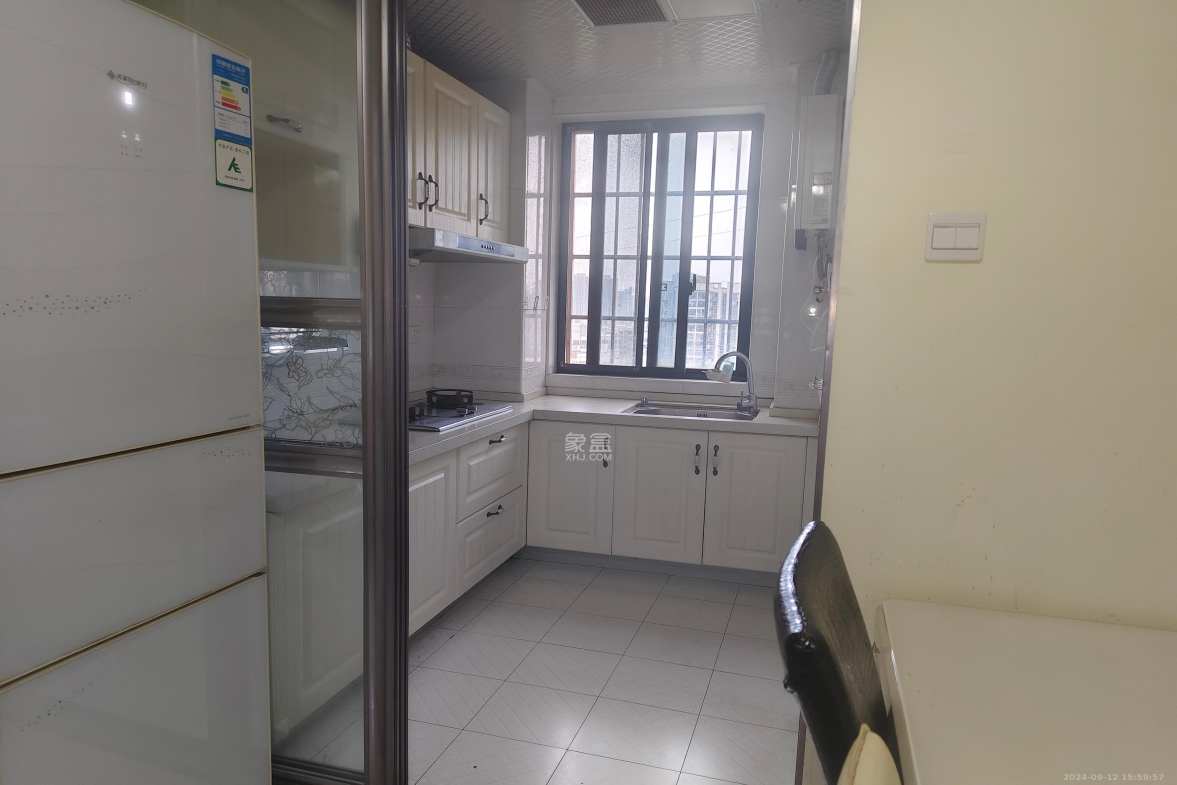 翡翠云天  1室1厅1卫    1900.0元/月室内图