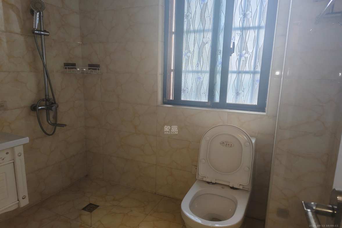 翡翠云天  1室1厅1卫    1900.0元/月室内图