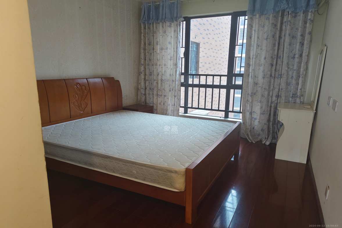 翡翠云天  1室1厅1卫    1900.0元/月室内图1