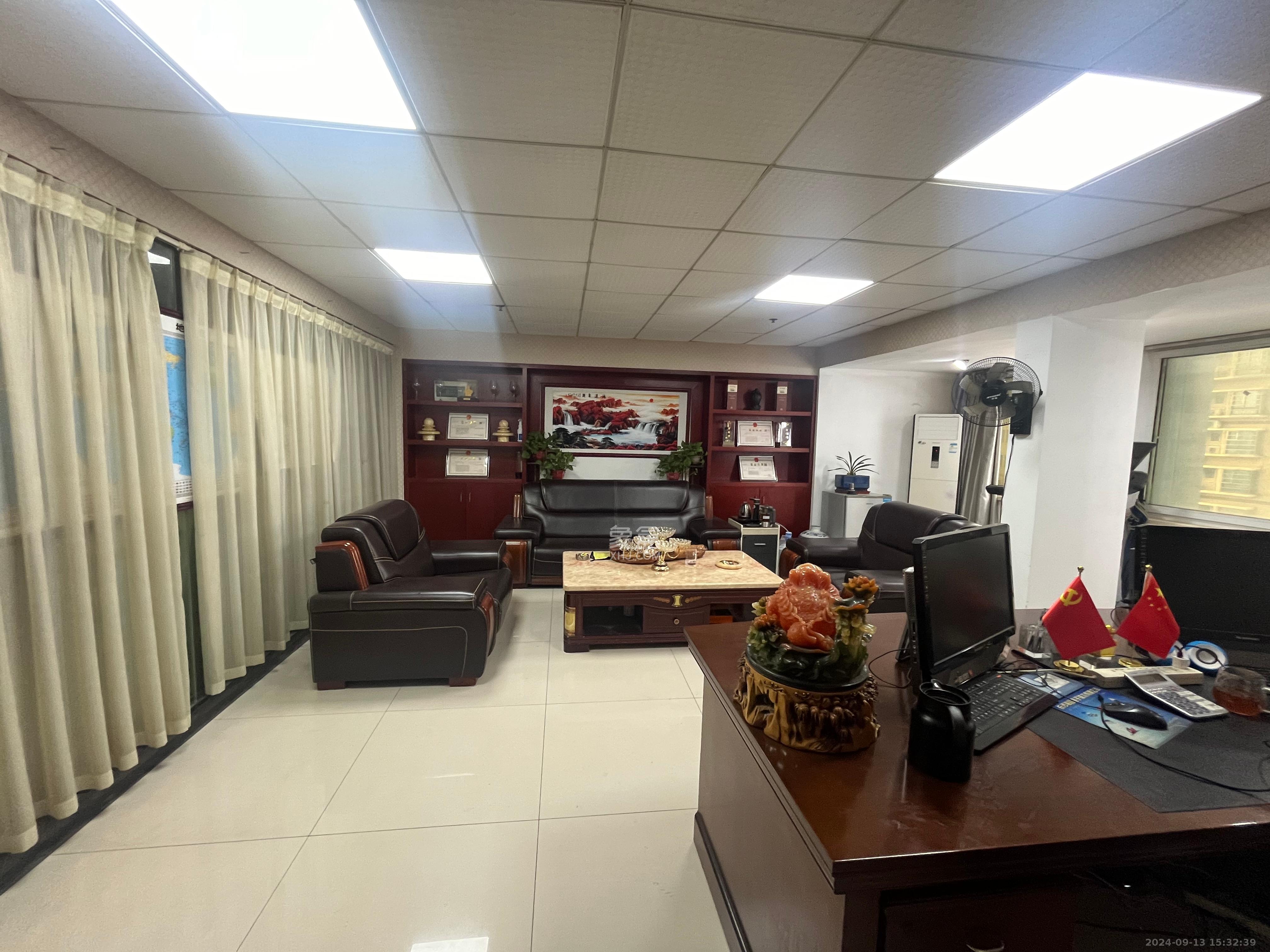 东方芙蓉   300.0㎡      12000.0元/月室内图