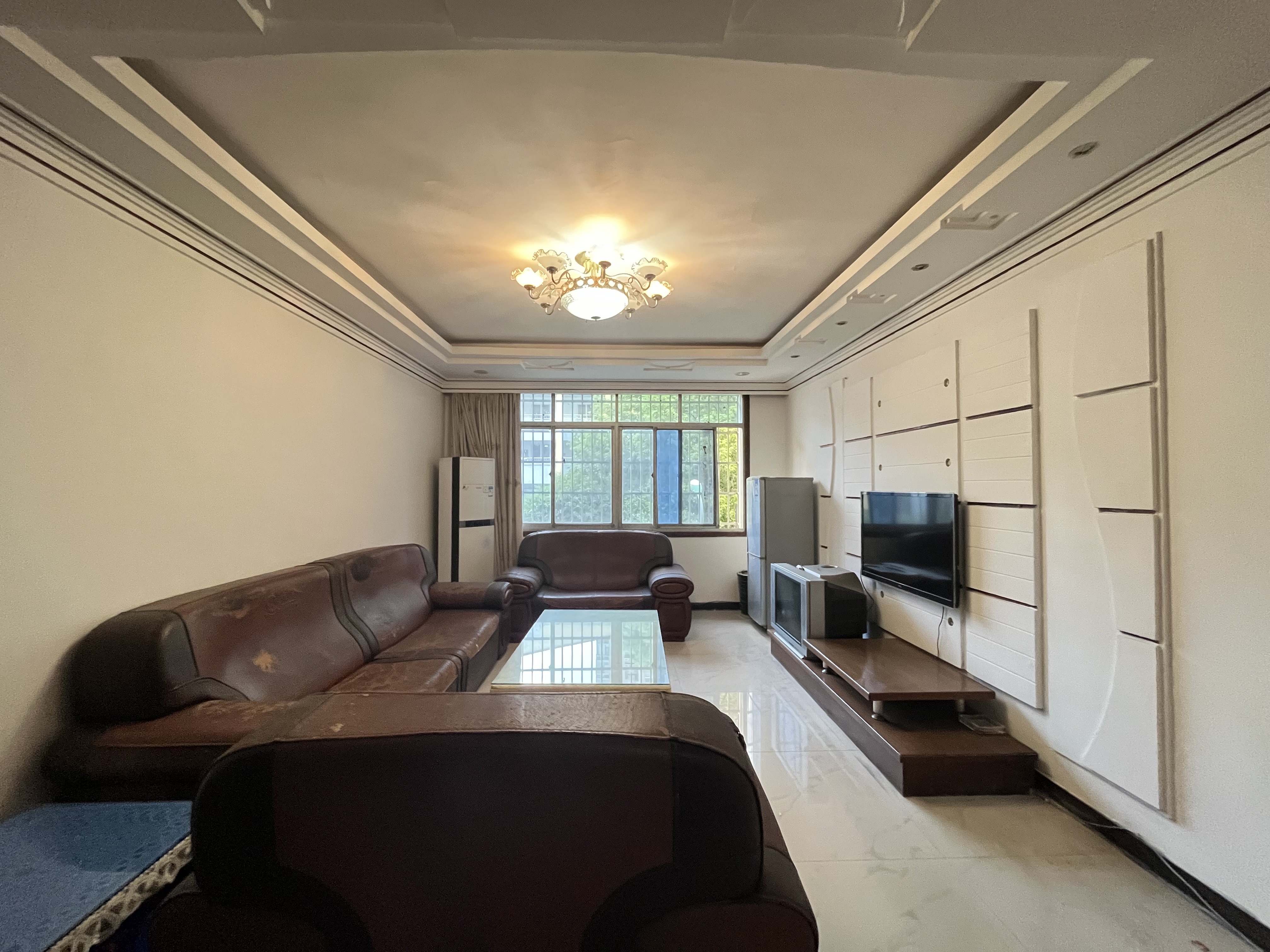 五金百货小区  3室2厅2卫    53.0万