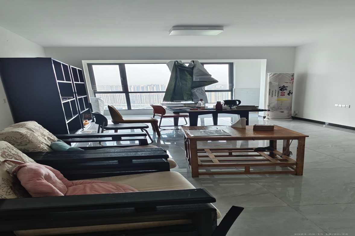 荣盛岳麓峰景  3室2厅2卫   2200.00元/月室内图