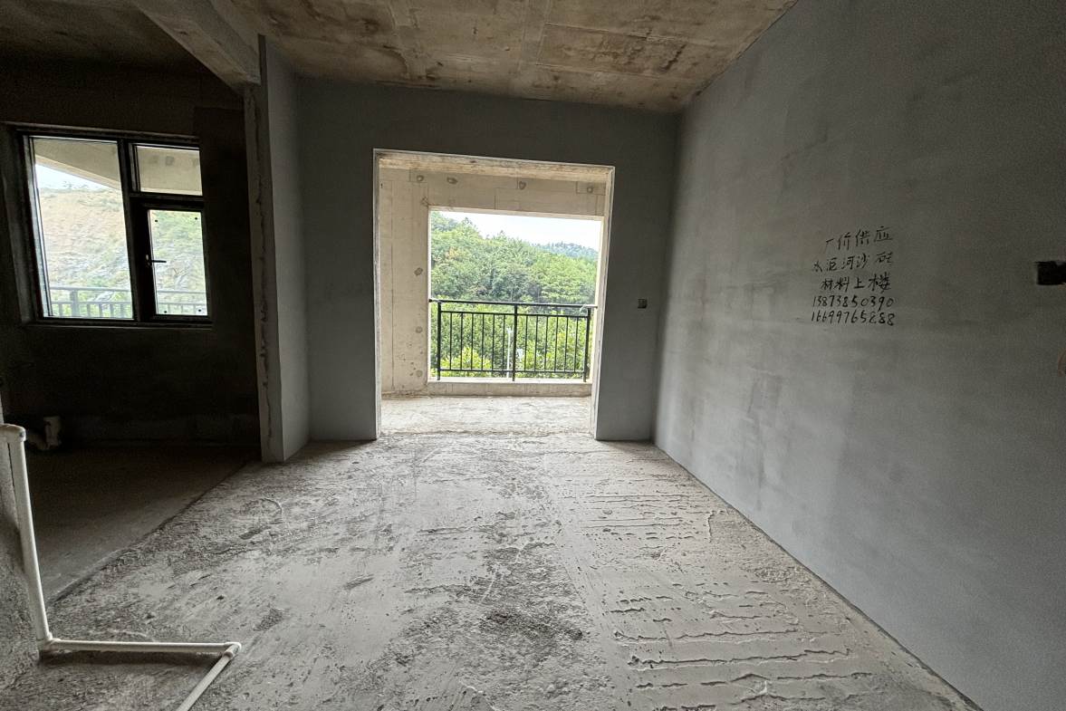 吉大汉学仕府  4室1厅0卫   79.80万客厅