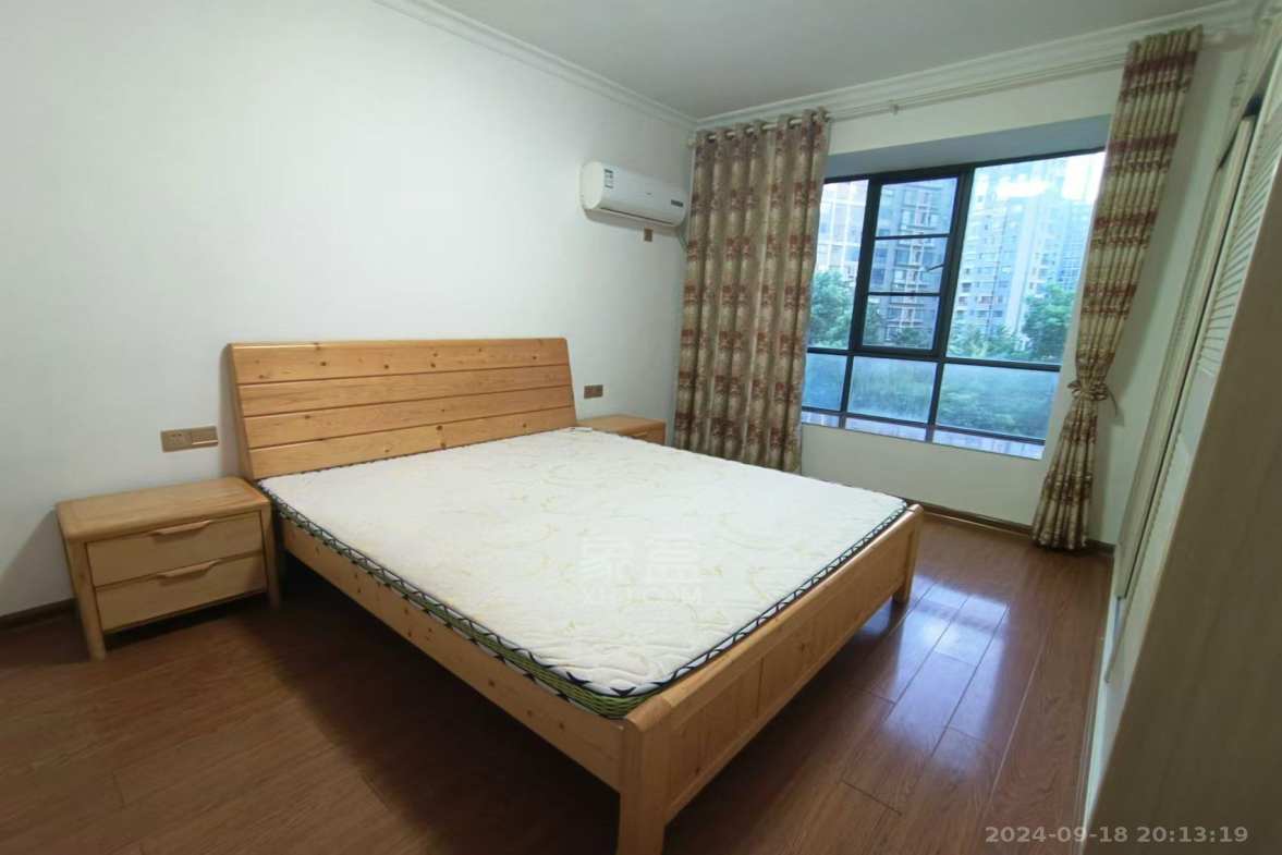 城市风景  3室2厅1卫   1900.00元/月室内图