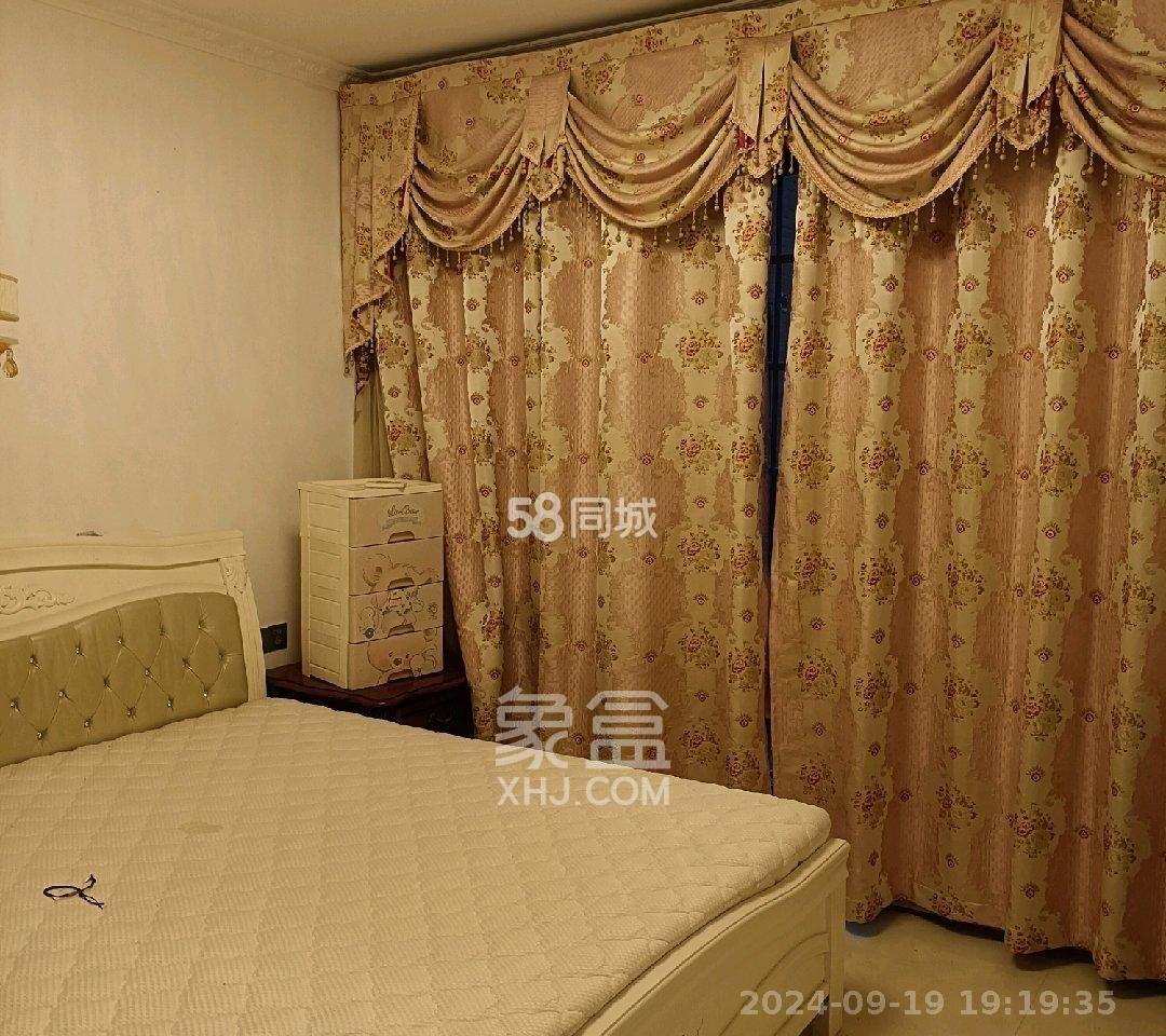 翡翠云天  3室2厅2卫   2200.00元/月室内图